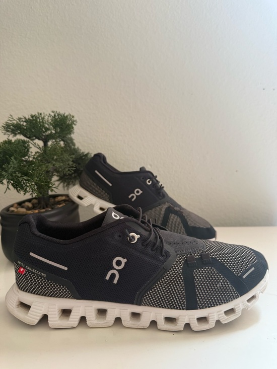 On Running Shoes - On Running cloud 5 Women size 9  Athletic Shoes in Black and White
